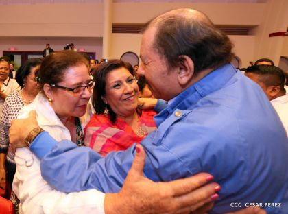 Daniel y Rosario conmemoran el 41 aniversario del paso a la inmortalidad del Comandante Carlos
