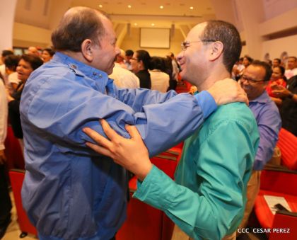 Daniel y Rosario conmemoran el 41 aniversario del paso a la inmortalidad del Comandante Carlos