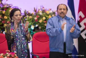 Daniel y Rosario conmemoran el 41 aniversario del paso a la inmortalidad del Comandante Carlos