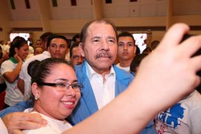 Daniel y Rosario rinden homenaje al Comandante Fidel Castro Ruz