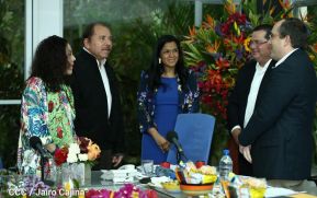 Daniel y Rosario sostienen encuentro con nuevos directivos de Amcham