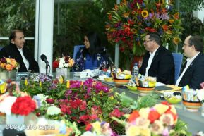 Daniel y Rosario sostienen encuentro con nuevos directivos de Amcham