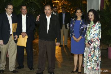 Daniel y Rosario sostienen encuentro con nuevos directivos de Amcham