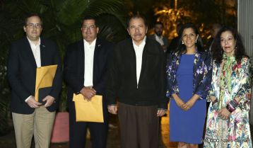 Daniel y Rosario sostienen encuentro con nuevos directivos de Amcham