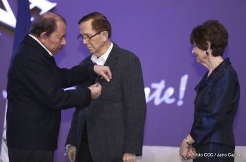 Acto de entrega de la ciudadanía nicaragüense y de la Orden Rubén Darío al pastor David Spencer