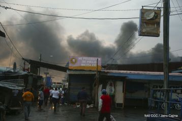 Voraz incendio en el Mercado Oriental