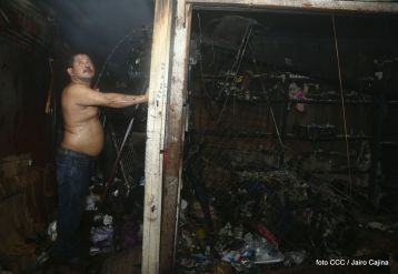 Voraz incendio en el Mercado Oriental