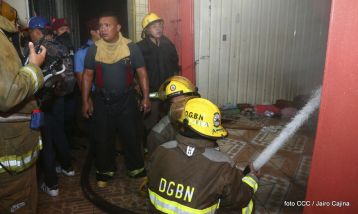 Voraz incendio en el Mercado Oriental