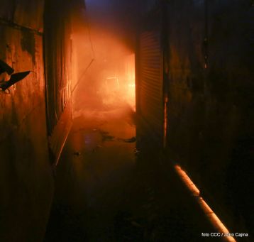 Voraz incendio en el Mercado Oriental
