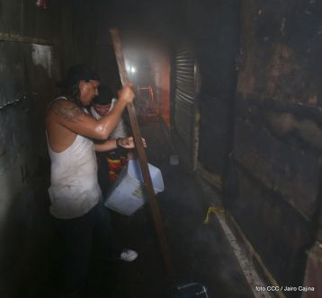 Voraz incendio en el Mercado Oriental