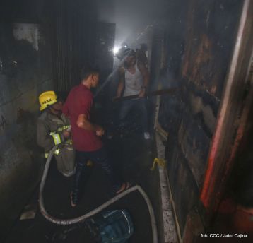 Voraz incendio en el Mercado Oriental