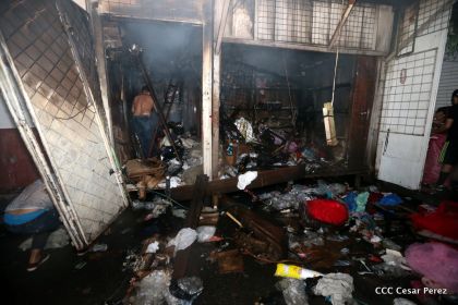 Voraz incendio en el Mercado Oriental