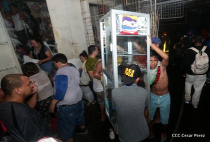 Voraz incendio en el Mercado Oriental