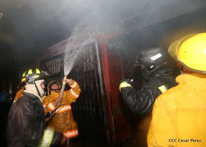Voraz incendio en el Mercado Oriental