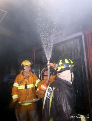 Voraz incendio en el Mercado Oriental