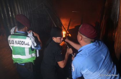Voraz incendio en el Mercado Oriental