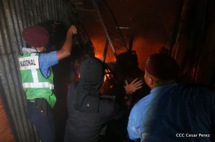 Voraz incendio en el Mercado Oriental