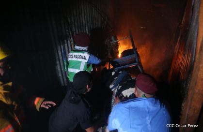 Voraz incendio en el Mercado Oriental