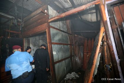Voraz incendio en el Mercado Oriental