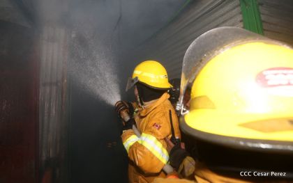 Voraz incendio en el Mercado Oriental