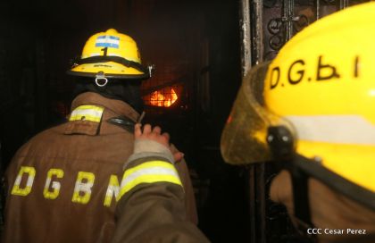 Voraz incendio en el Mercado Oriental