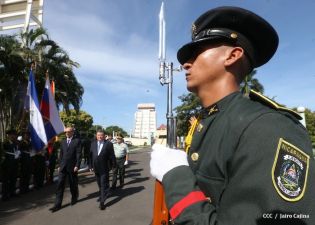 Delegación sostiene encuentro con Comandancia del Ejército