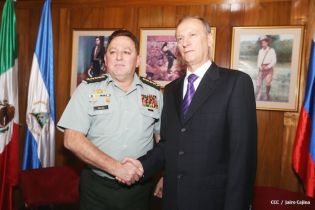 Delegación sostiene encuentro con Comandancia del Ejército