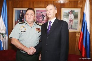 Delegación sostiene encuentro con Comandancia del Ejército