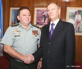 Delegación sostiene encuentro con Comandancia del Ejército