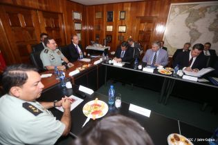 Delegación sostiene encuentro con Comandancia del Ejército