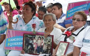 Daniel y Rosario se funden en abrazo solidario con las Madres en Oración y Cantata por la Paz