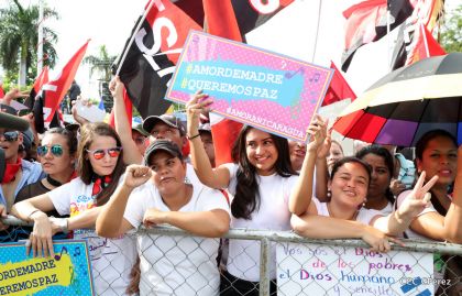 Daniel y Rosario se funden en abrazo solidario con las Madres en Oración y Cantata por la Paz
