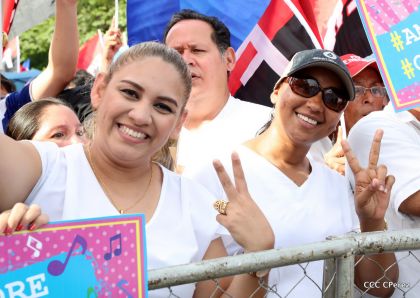Daniel y Rosario se funden en abrazo solidario con las Madres en Oración y Cantata por la Paz