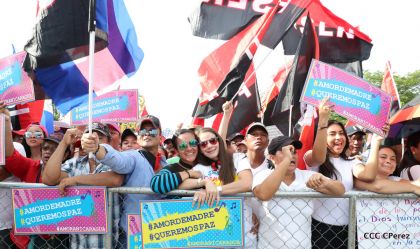 Daniel y Rosario se funden en abrazo solidario con las Madres en Oración y Cantata por la Paz