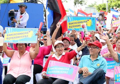 Daniel y Rosario se funden en abrazo solidario con las Madres en Oración y Cantata por la Paz