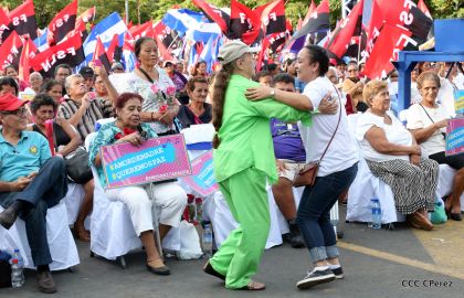 Daniel y Rosario se funden en abrazo solidario con las Madres en Oración y Cantata por la Paz