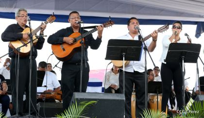 Daniel y Rosario se funden en abrazo solidario con las Madres en Oración y Cantata por la Paz