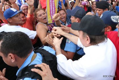 Daniel y Rosario se funden en abrazo solidario con las Madres en Oración y Cantata por la Paz