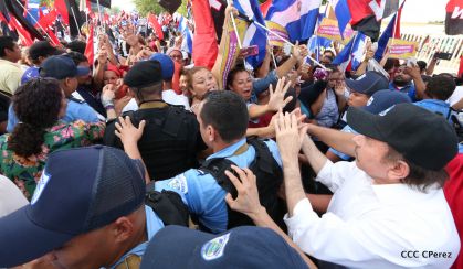 Daniel y Rosario se funden en abrazo solidario con las Madres en Oración y Cantata por la Paz