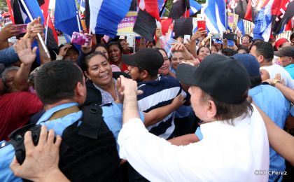 Daniel y Rosario se funden en abrazo solidario con las Madres en Oración y Cantata por la Paz