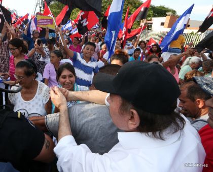 Daniel y Rosario se funden en abrazo solidario con las Madres en Oración y Cantata por la Paz