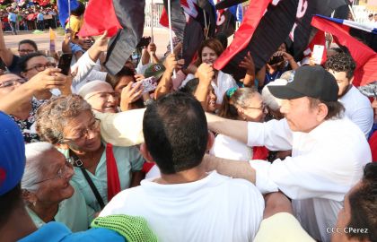 Daniel y Rosario se funden en abrazo solidario con las Madres en Oración y Cantata por la Paz