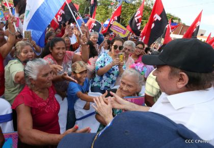 Daniel y Rosario se funden en abrazo solidario con las Madres en Oración y Cantata por la Paz