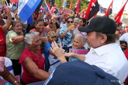 Daniel y Rosario se funden en abrazo solidario con las Madres en Oración y Cantata por la Paz
