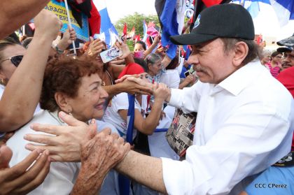 Daniel y Rosario se funden en abrazo solidario con las Madres en Oración y Cantata por la Paz