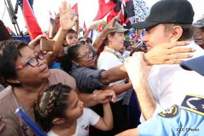 Daniel y Rosario se funden en abrazo solidario con las Madres en Oración y Cantata por la Paz