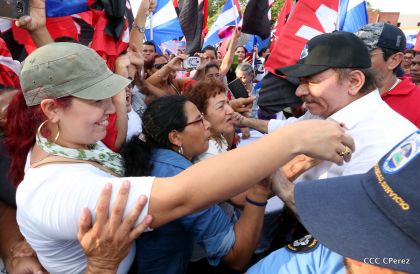 Daniel y Rosario se funden en abrazo solidario con las Madres en Oración y Cantata por la Paz