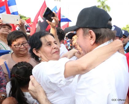 Daniel y Rosario se funden en abrazo solidario con las Madres en Oración y Cantata por la Paz