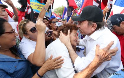 Daniel y Rosario se funden en abrazo solidario con las Madres en Oración y Cantata por la Paz