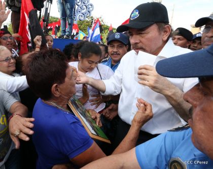 Daniel y Rosario se funden en abrazo solidario con las Madres en Oración y Cantata por la Paz